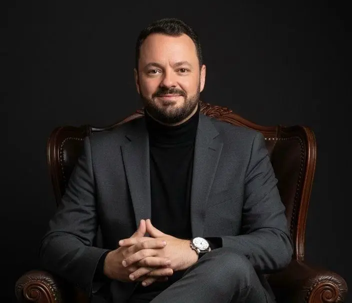 Escritório de advocacia com estante de livros jurídicos e mesa de reunião